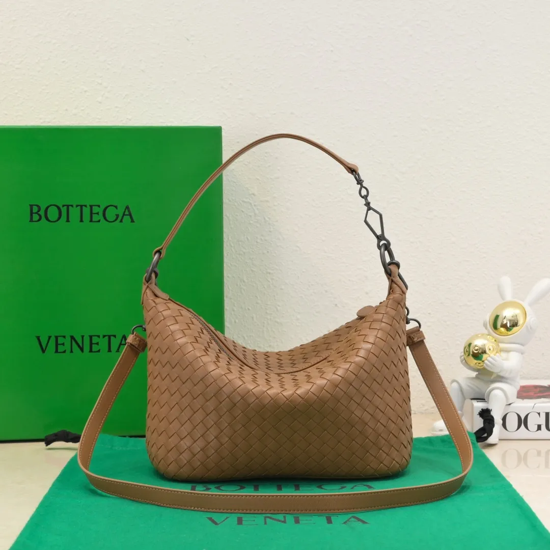 Batch 1260 BV classic women's hand-held shoulder crossbody bag, made of imported sheepskin purely hand-woven, lined with pigskin, equipped with original matte hardware, with long shoulder straps that can be adjusted in length, impeccable workmanship, top-notch craftsmanship, focusing on high-end quality, the first choice for product identification, real-life pictures 👉🏻The color is great👍 Size: 28*18*14 Model: 9843